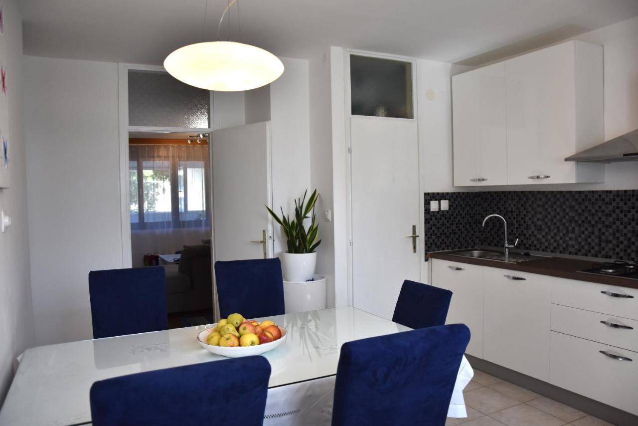 Bulimbasic Apartment Split